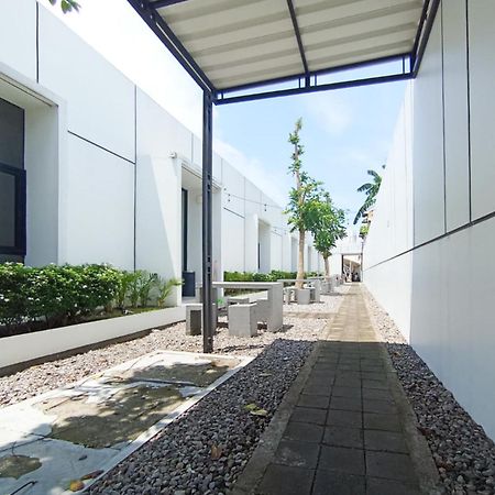 ホテル Ofo Kost Premium Kampung Inggris Pare Syariah Mitra Reddoorz エクステリア 写真