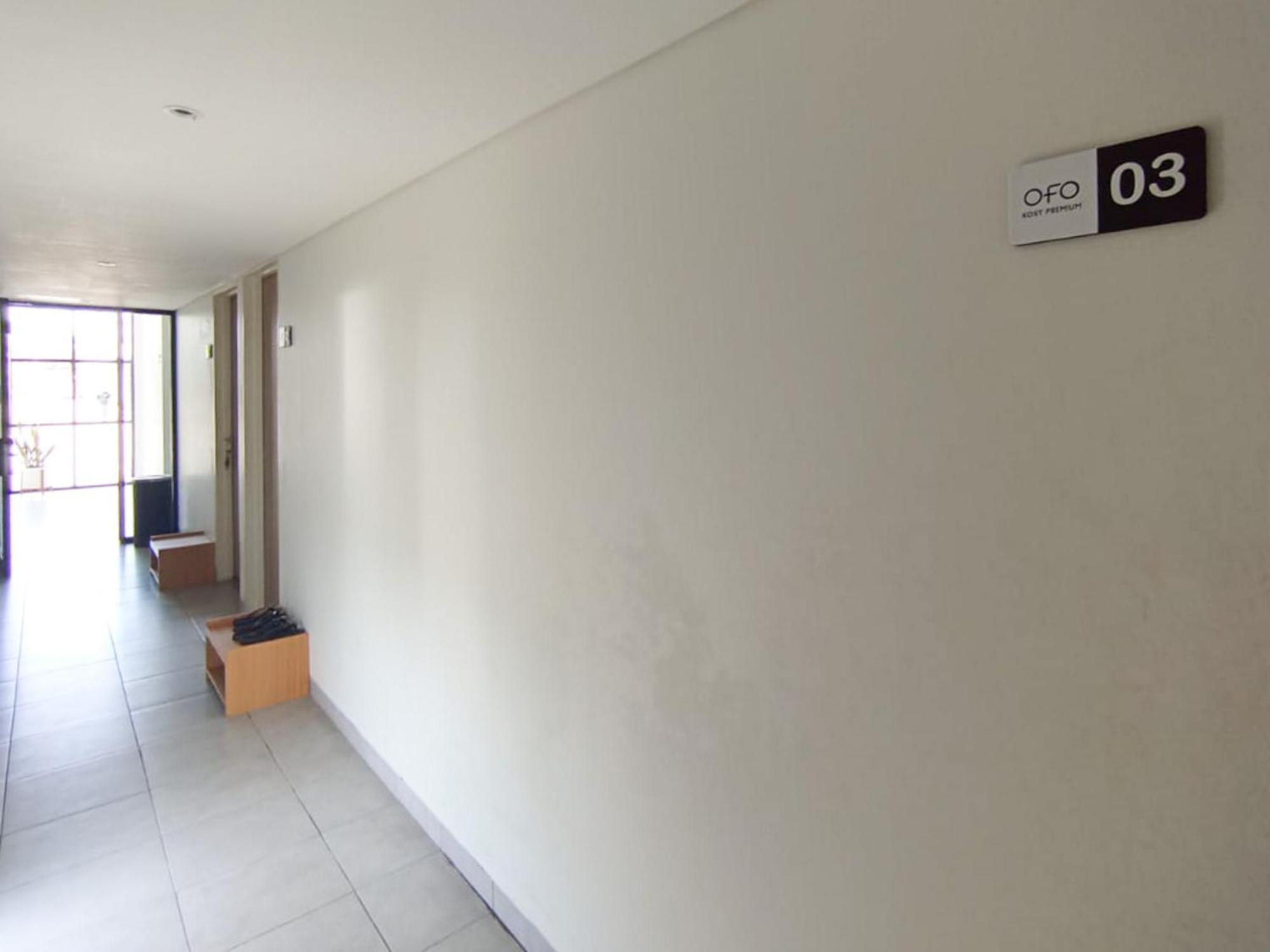 ホテル Ofo Kost Premium Kampung Inggris Pare Syariah Mitra Reddoorz エクステリア 写真