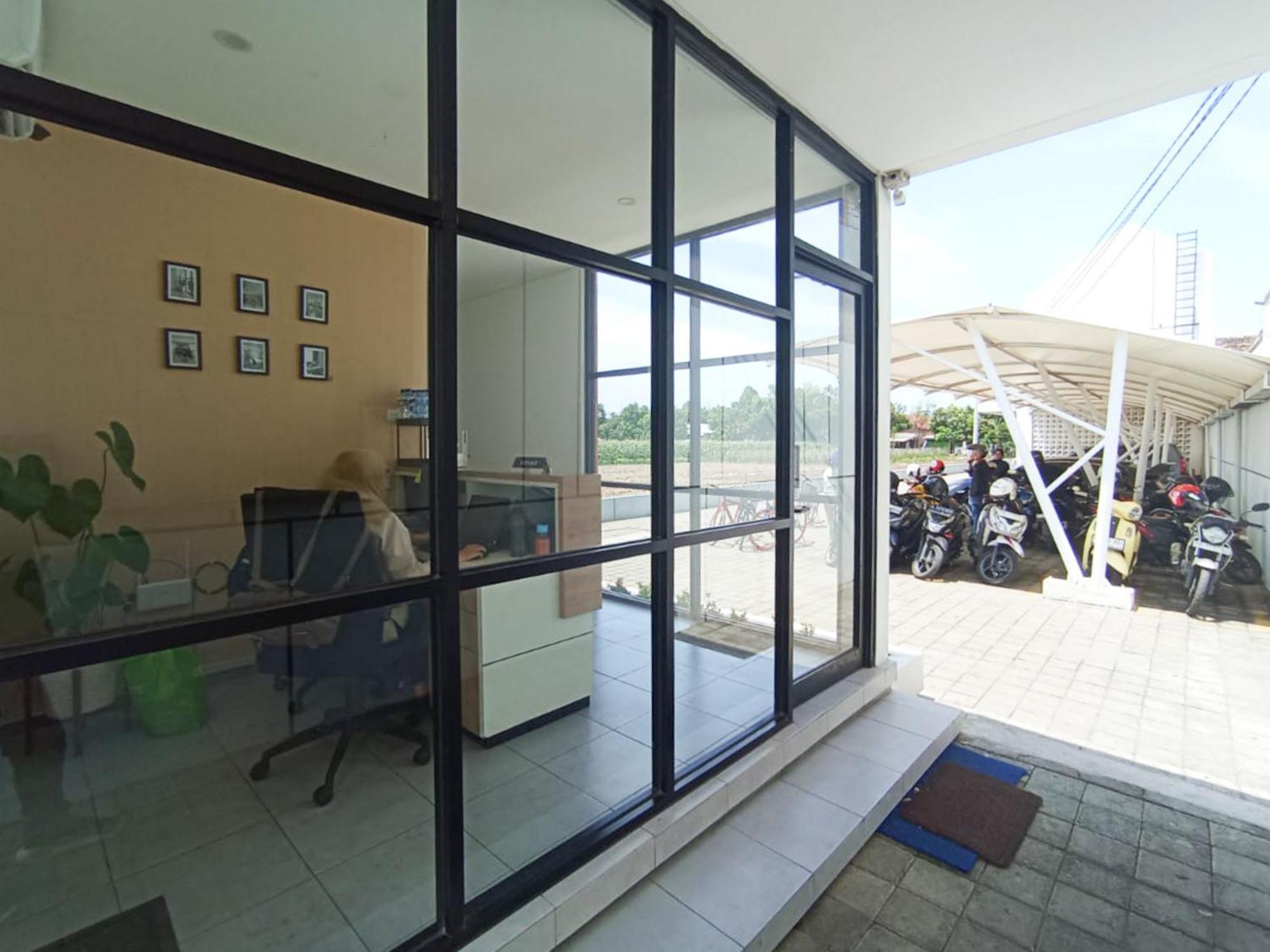 ホテル Ofo Kost Premium Kampung Inggris Pare Syariah Mitra Reddoorz エクステリア 写真