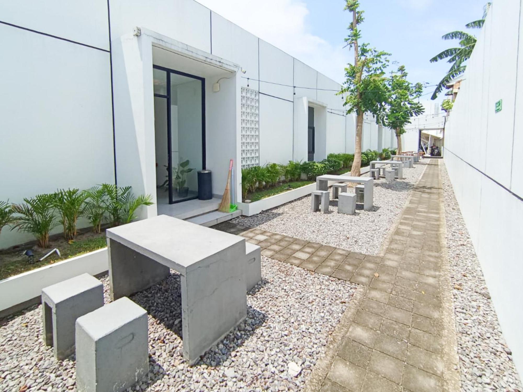 ホテル Ofo Kost Premium Kampung Inggris Pare Syariah Mitra Reddoorz エクステリア 写真