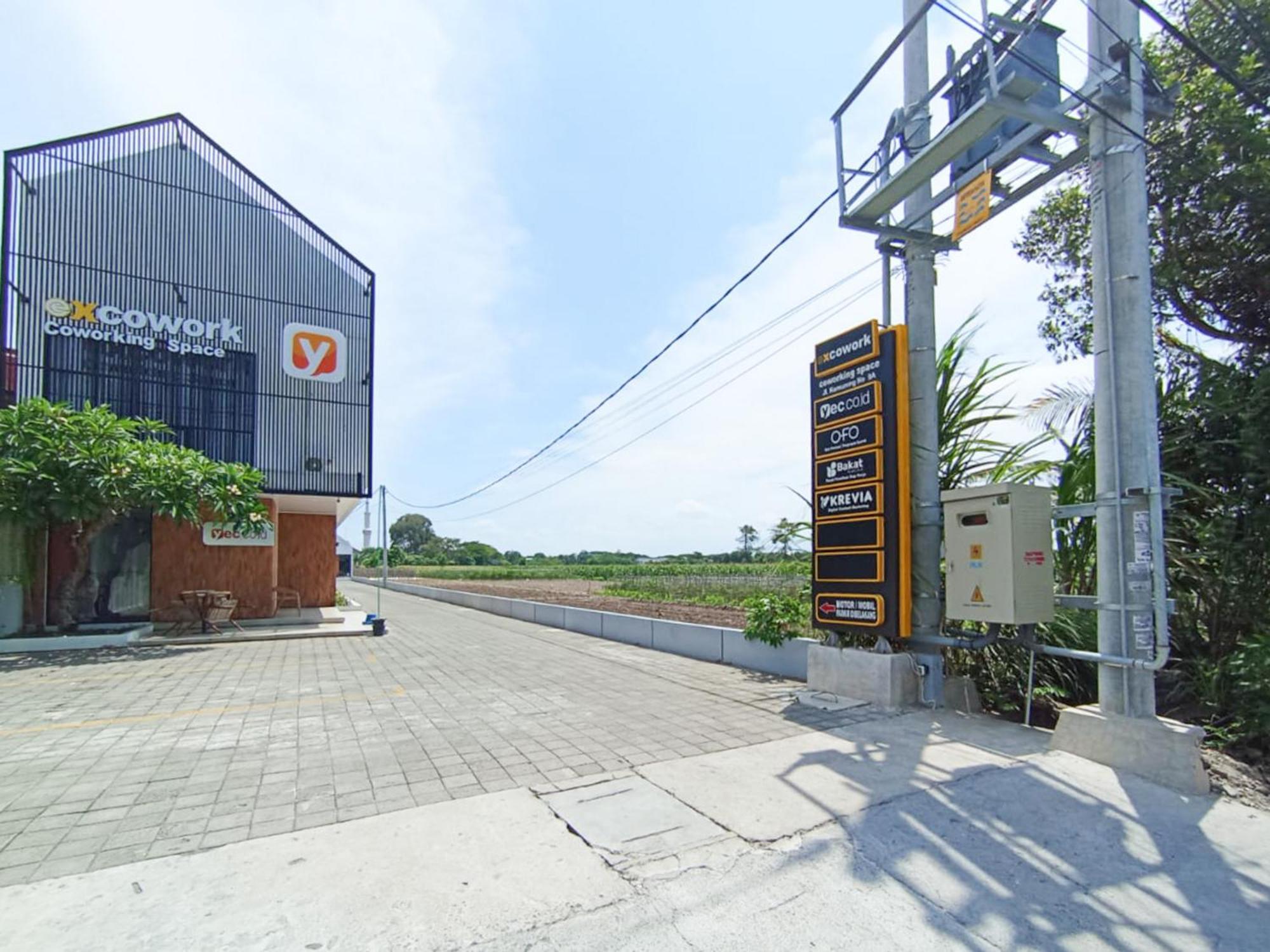 ホテル Ofo Kost Premium Kampung Inggris Pare Syariah Mitra Reddoorz エクステリア 写真